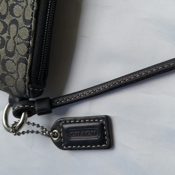 Small Coach Wristle - Picture 2 of 4